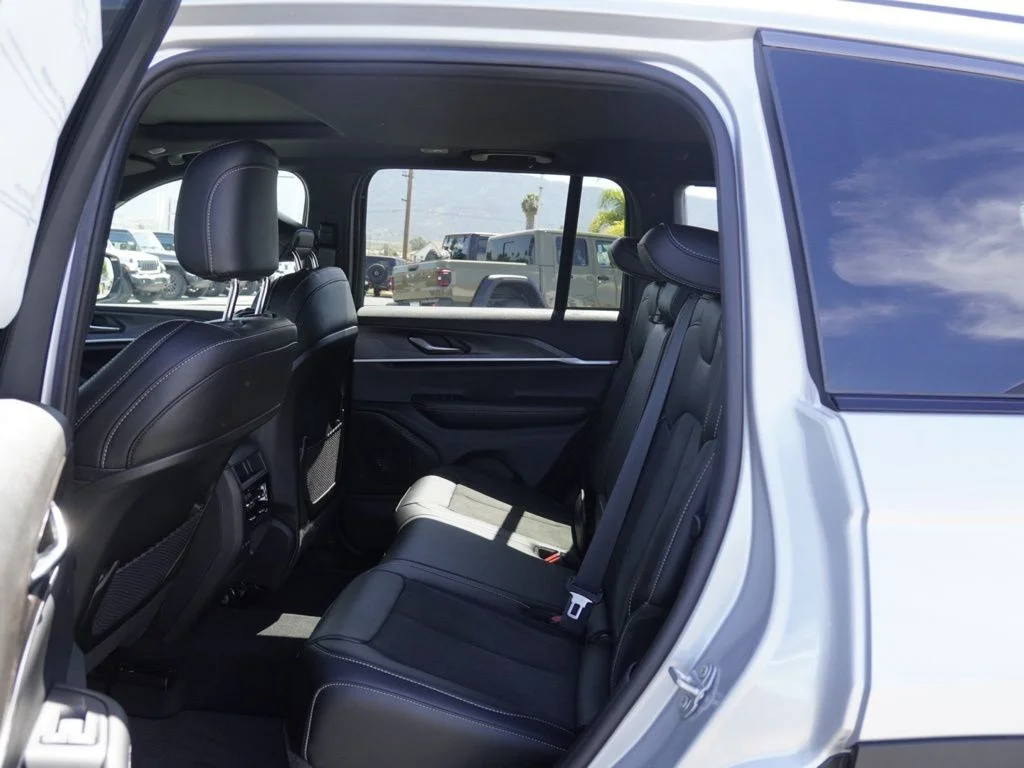 New 2026 Silver Zynith Exterior Paint Jeep Laredo Altitude image 20