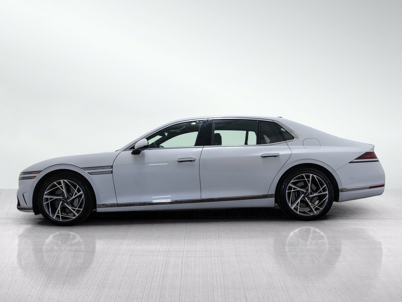 Certified Used 2023 Uyuni White Genesis 3.5T image 3