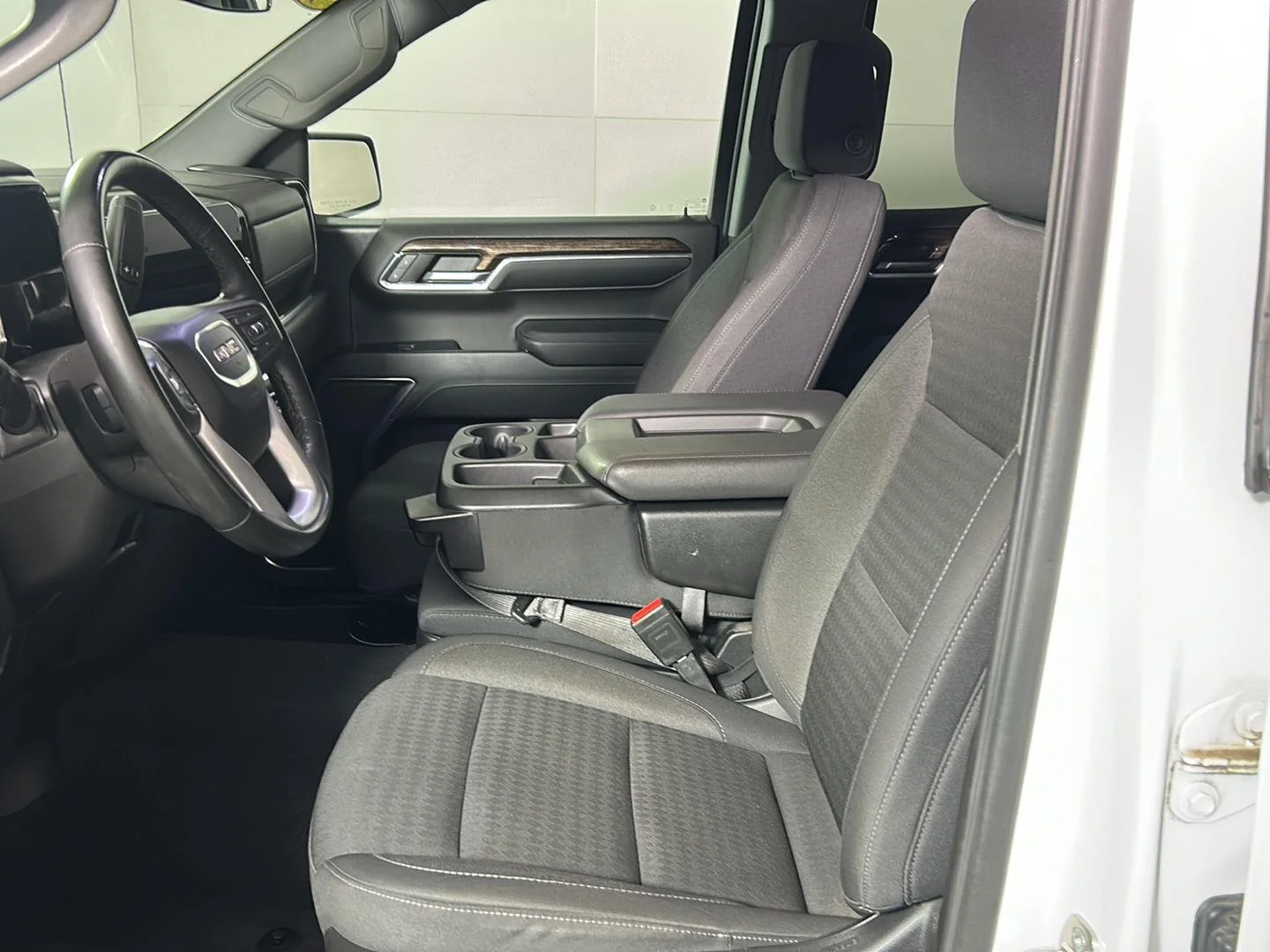 Used 2024 Summit White GMC Elevation image 11