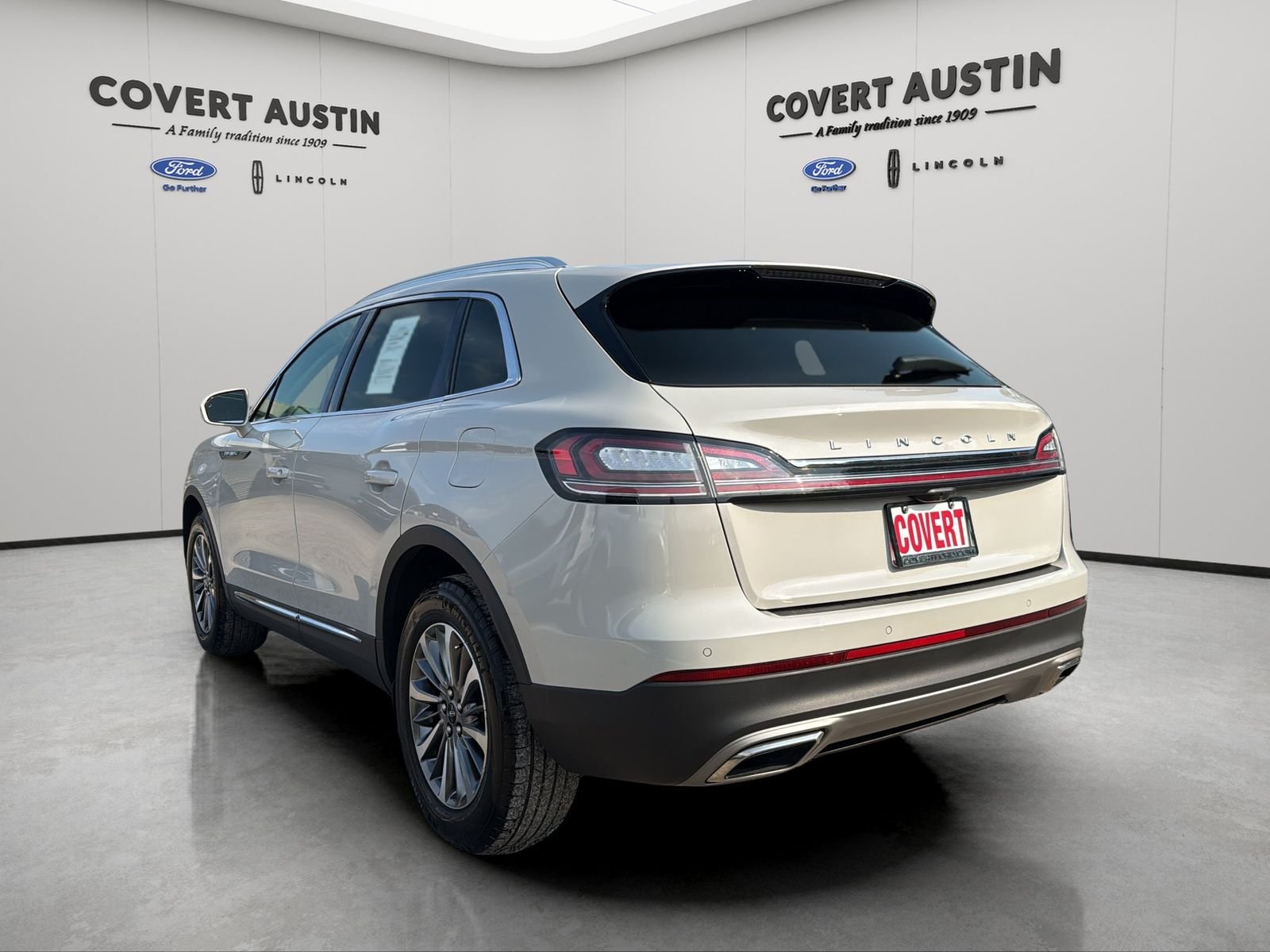 Used 2023 White Lincoln Standard image 3