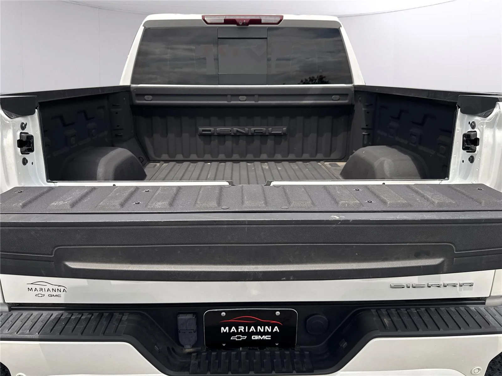 Used 2024 White Frost Tricoat GMC Denali Ultimate image 15