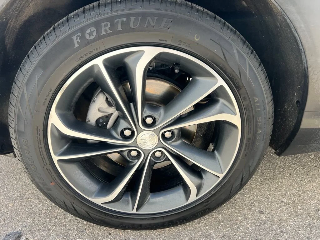 Used 2022 Summit White Buick Select image 31