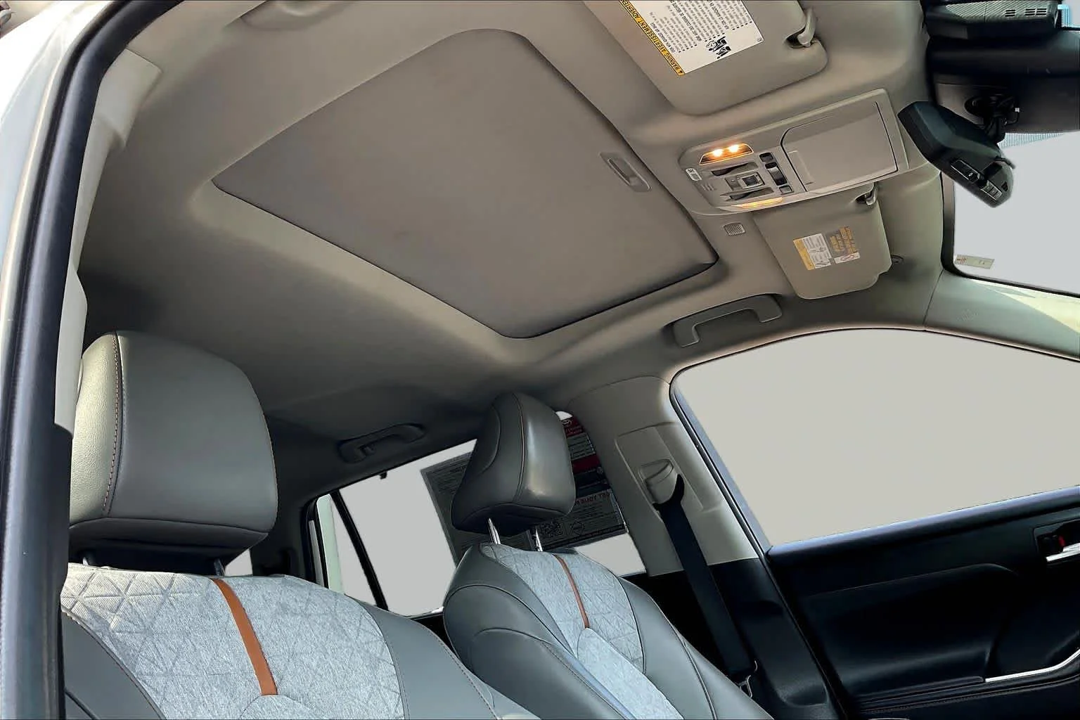 Used 2022 Wind Chill Pearl Toyota Hybrid Bronze Edition image 14