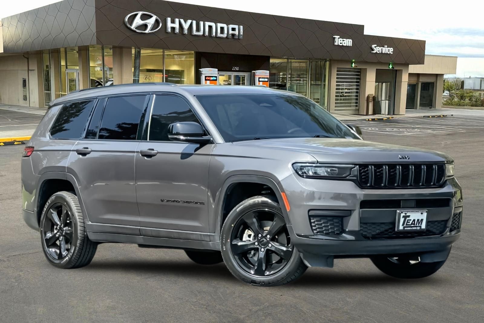 Used 2023 Gray Jeep Altitude image 2