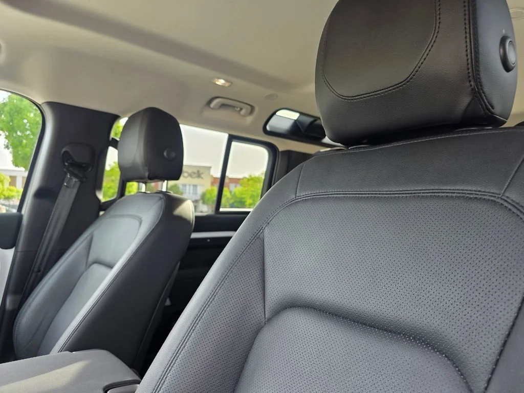 Used 2023  Land Rover S image 13