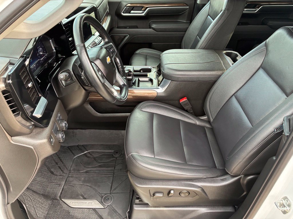 Used 2025 White Chevrolet LT image 15