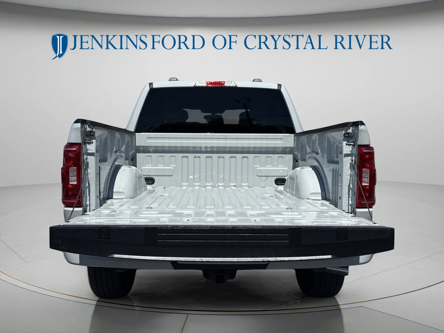 Used 2023 Avalanche Gray Ford XLT image 6