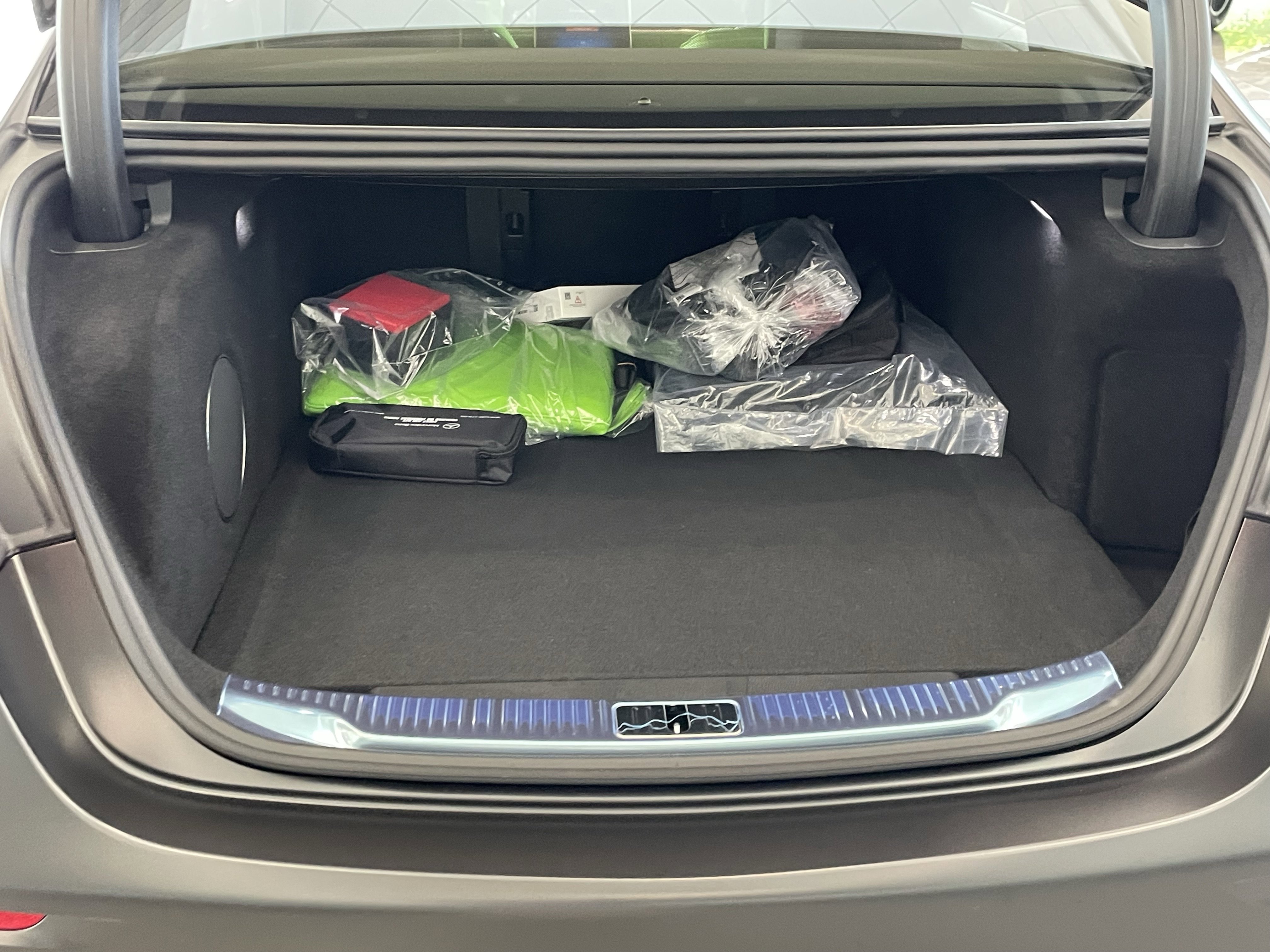 New 2026 MANUFAKTUR Graphite Grey Magno Mercedes-Benz AMG® S 63 E 4MATIC® Sedan image 9
