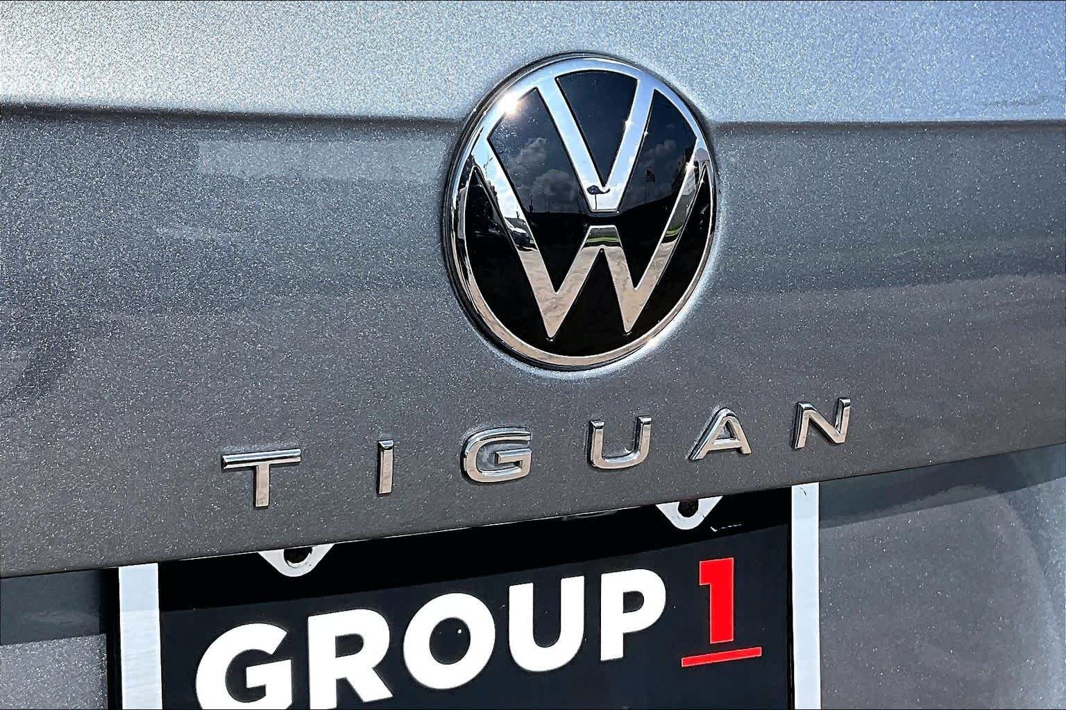 Used 2023 Platinum Gray Metallic Volkswagen SE image 29