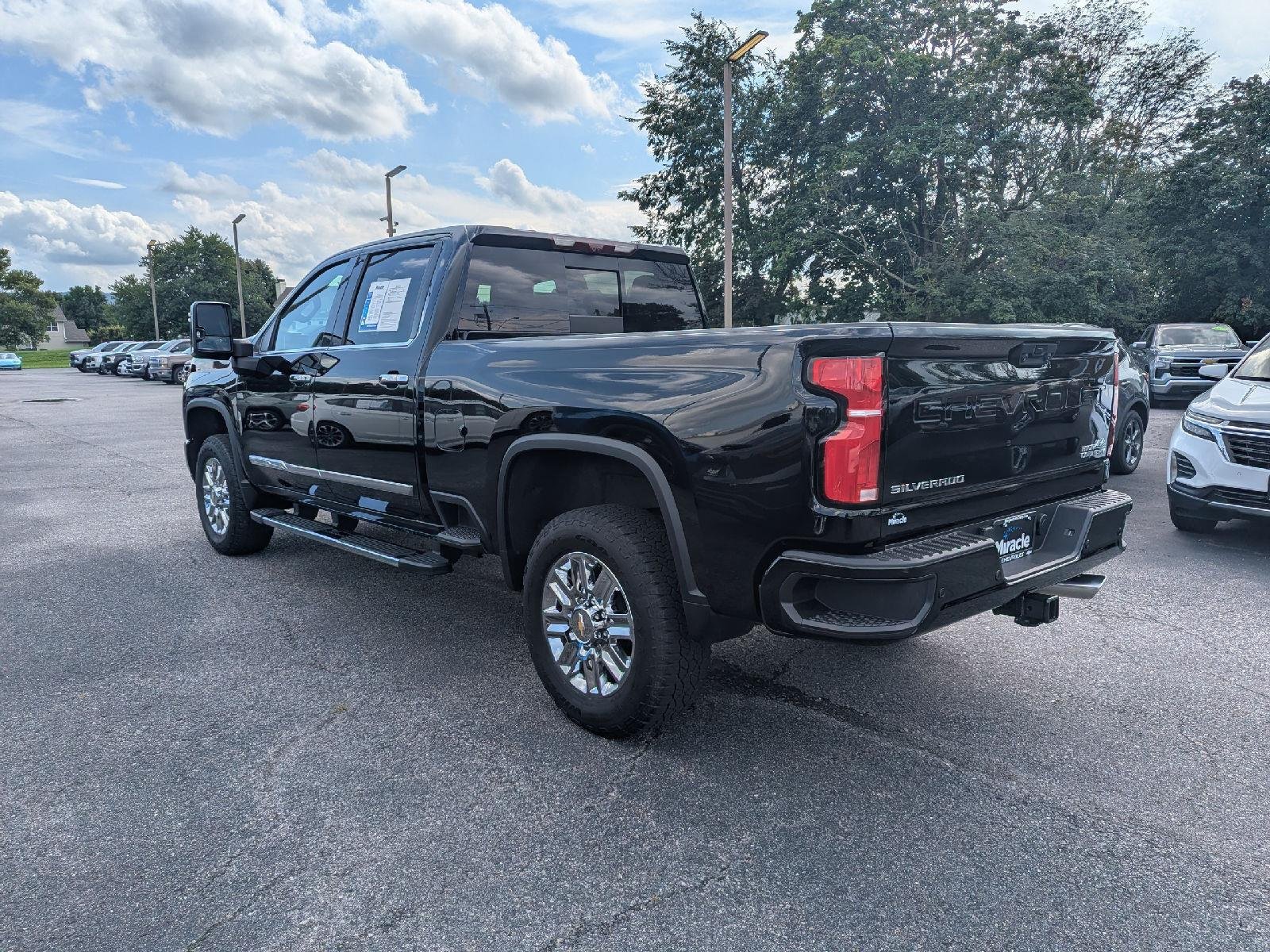 Used 2024 Black Chevrolet High Country image 5