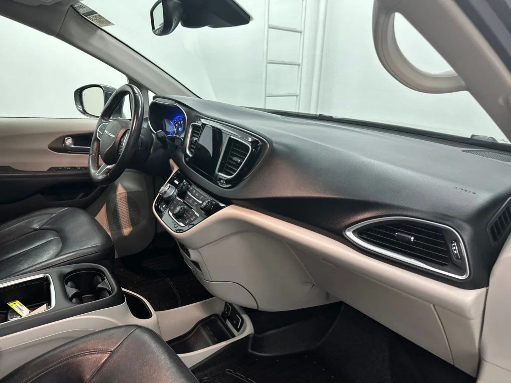 Used 2018 Gray Chrysler Touring L Plus image 27