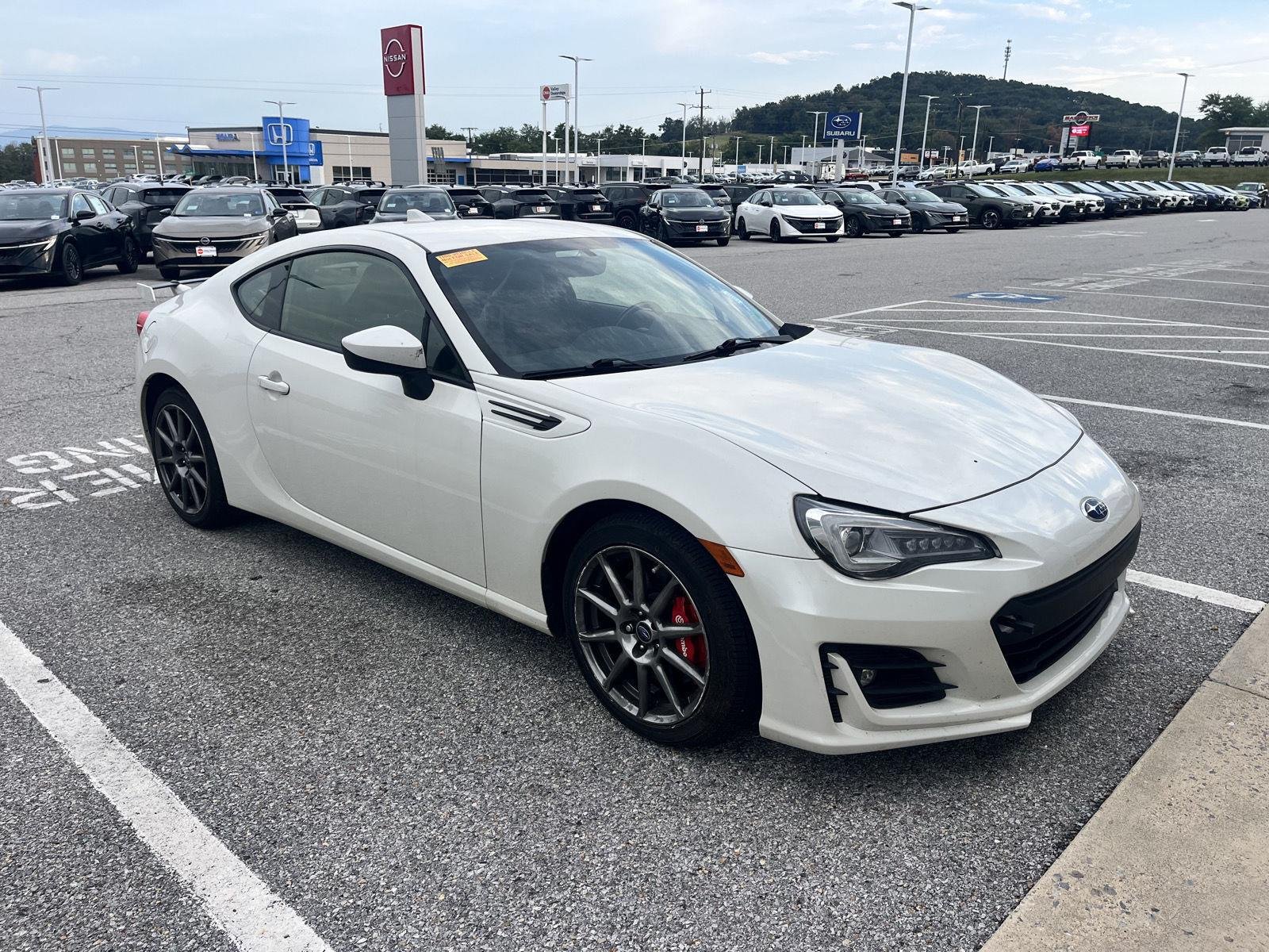 Used 2017 Crystal White Pearl Subaru Limited image 1
