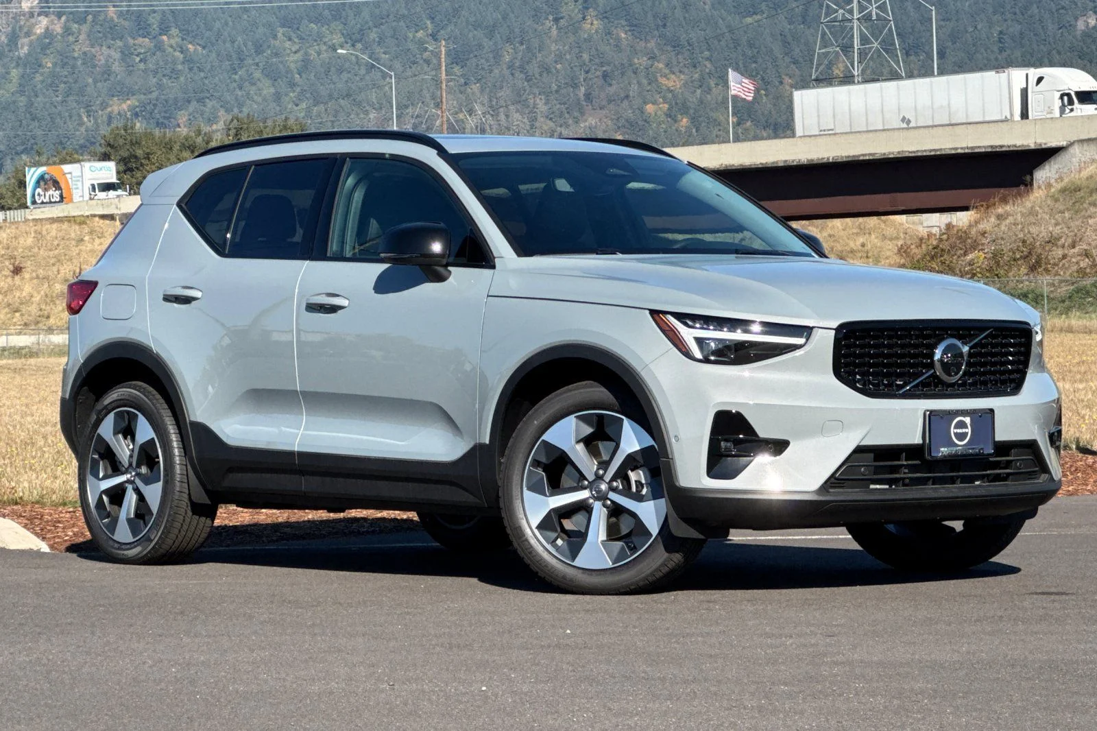 2026 Volvo XC40 B5 Plus Dark AWD's photo