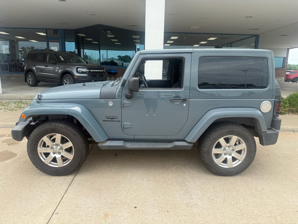 Used 2014 Blue Jeep Sahara image 6