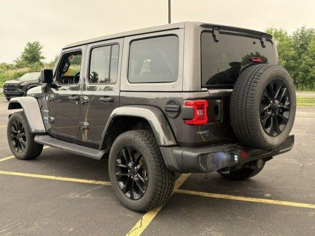 Used 2021 Granite Crystal Metallic Clearcoat Jeep Unlimited Sahara image 10