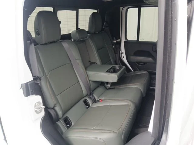New 2026 Bright White Clear-Coat Exterior Paint Jeep Mojave X image 25