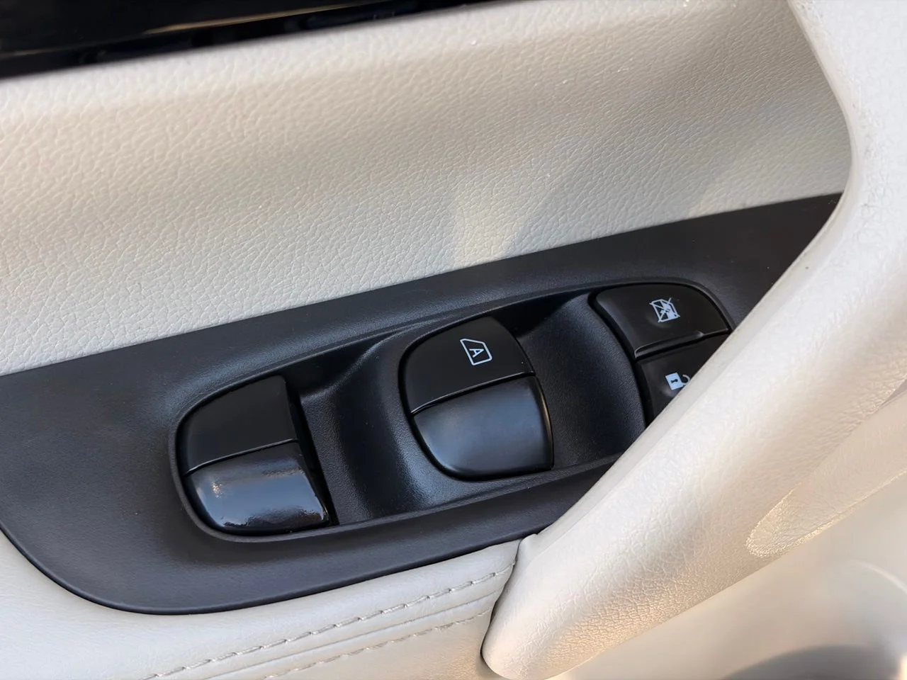 Used 2022 Pearl White Tricoat Nissan SL image 19