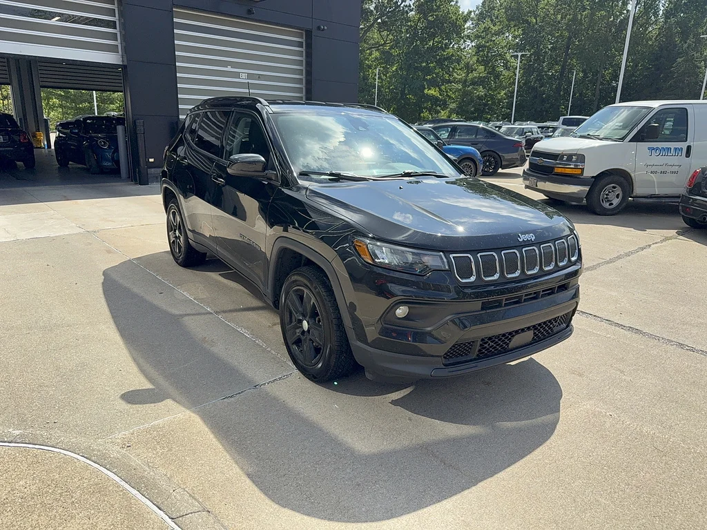 Used 2022 Diamond Black Crystal Pearl Coat Jeep Latitude image 2