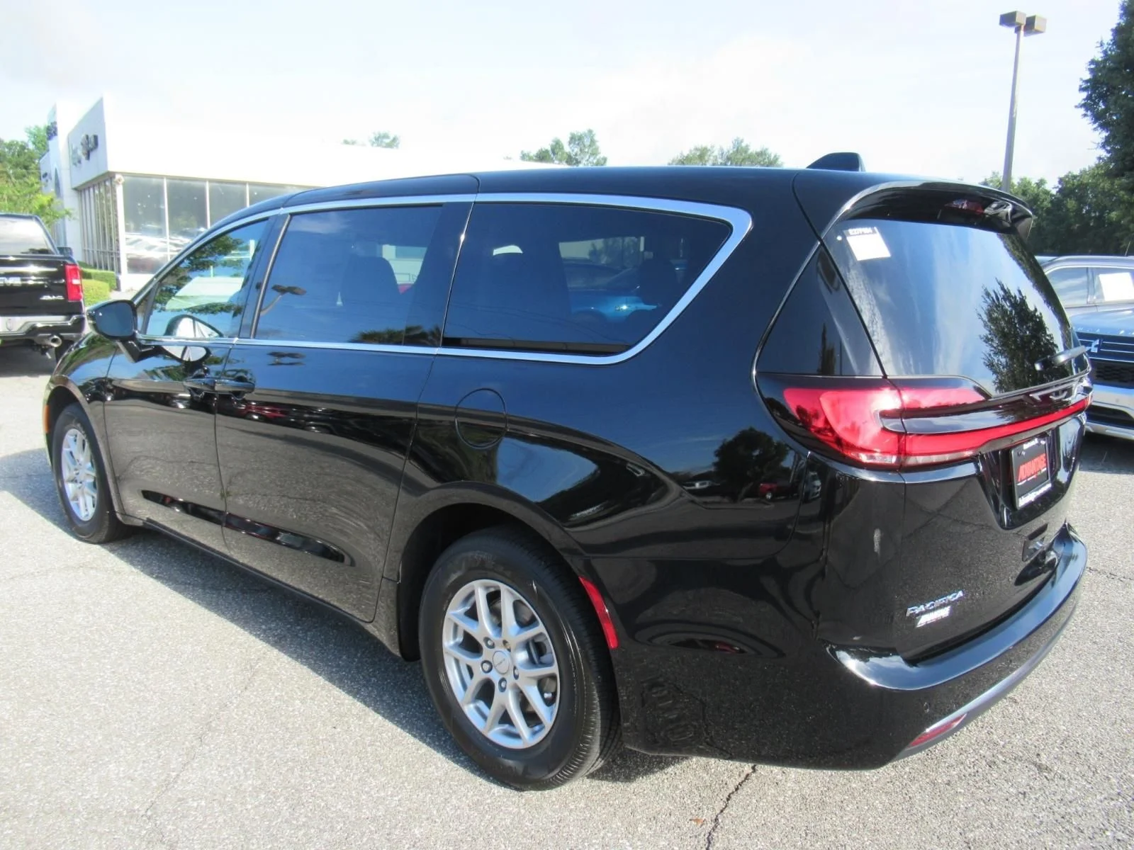 New 2027 Diamond Black Crystal Pearl-Coat Exterior Paint Chrysler Select image 4
