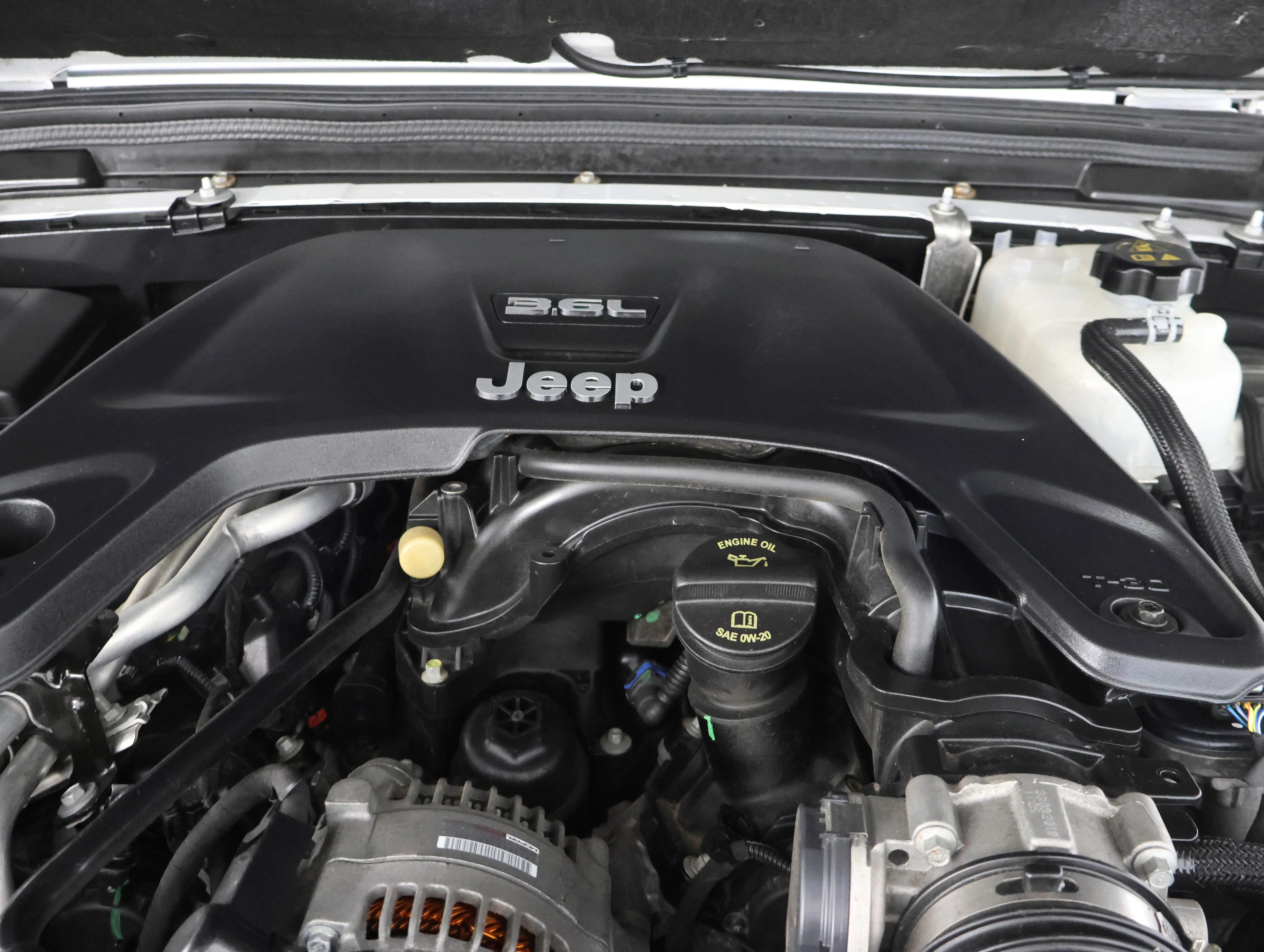 Used 2019 Bright White Clearcoat Jeep Unlimited Sahara image 17