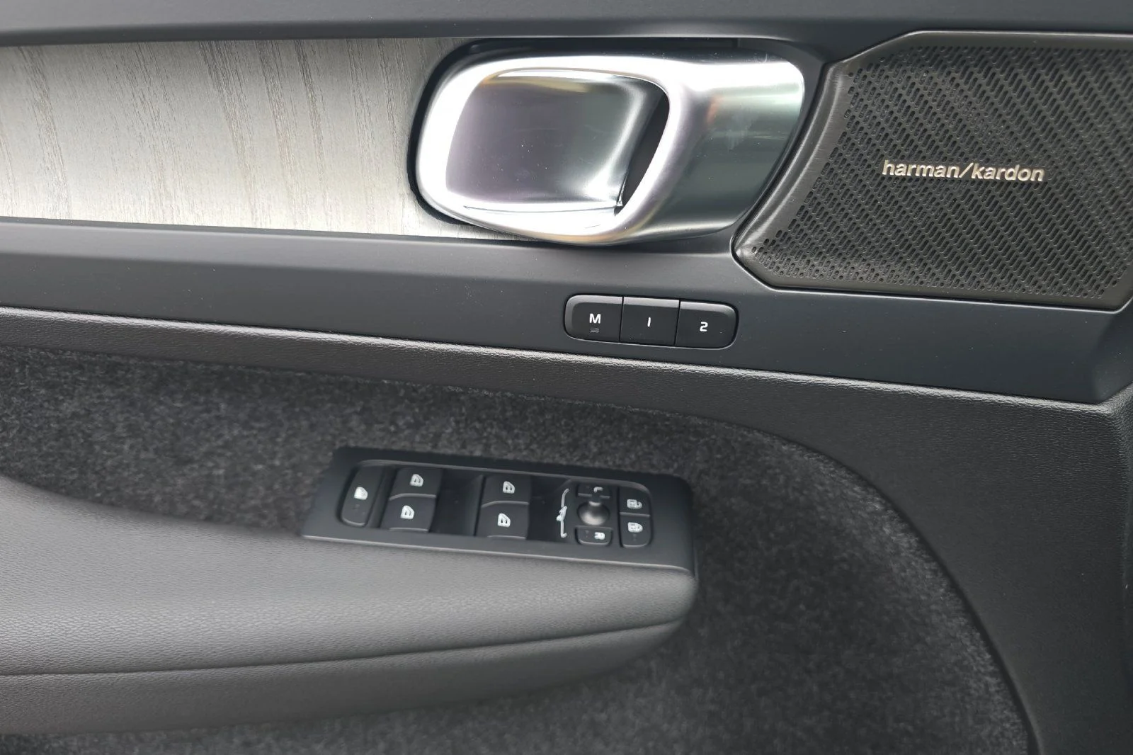 New 2026 Crystal White Volvo Plus image 10