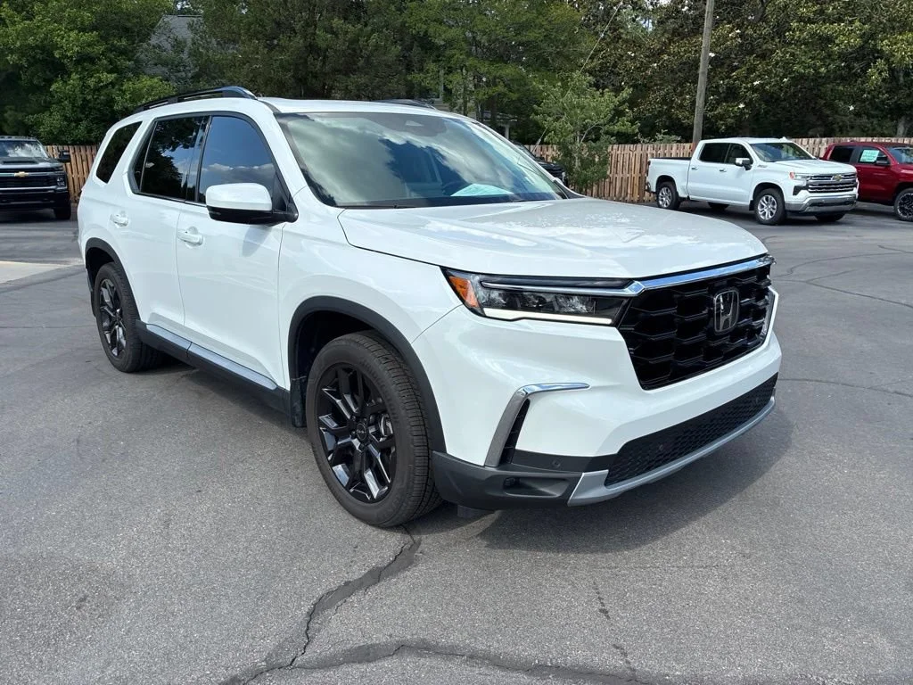 Used 2025 White Honda Touring image 3