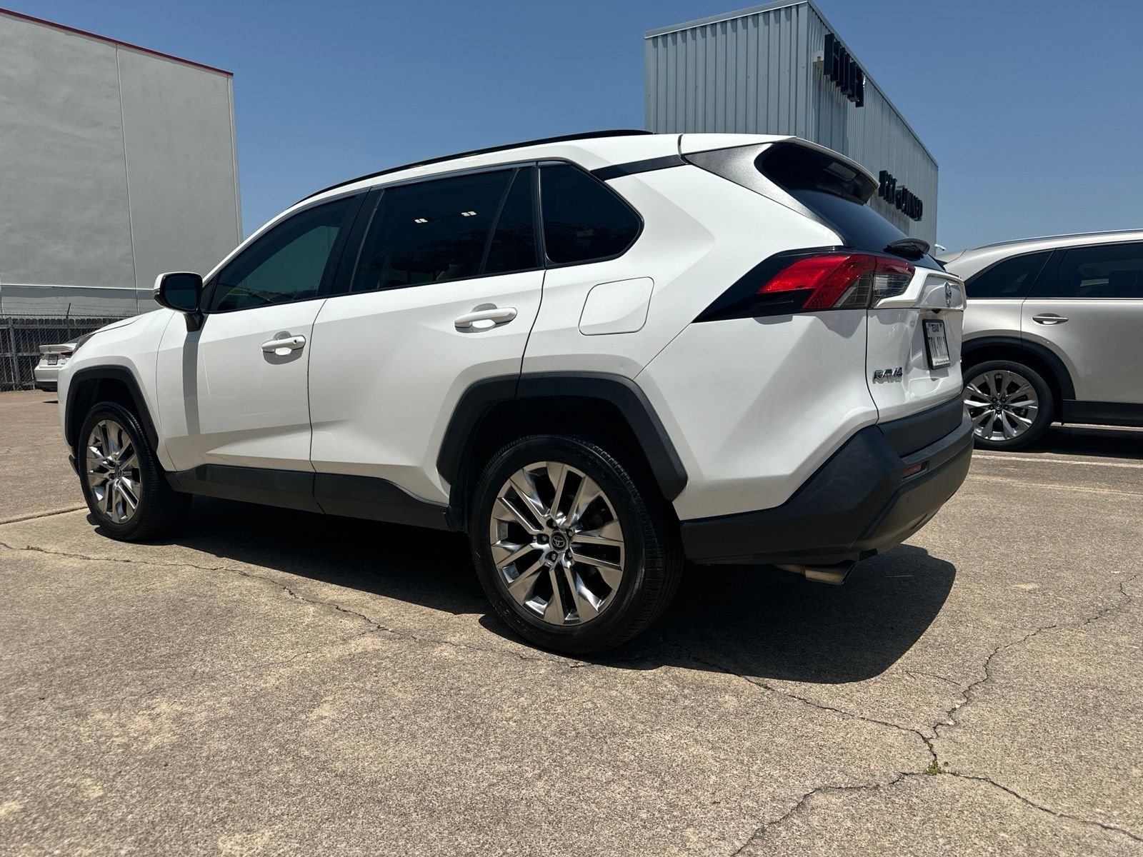 Used 2020 Super White Toyota XLE Premium image 9