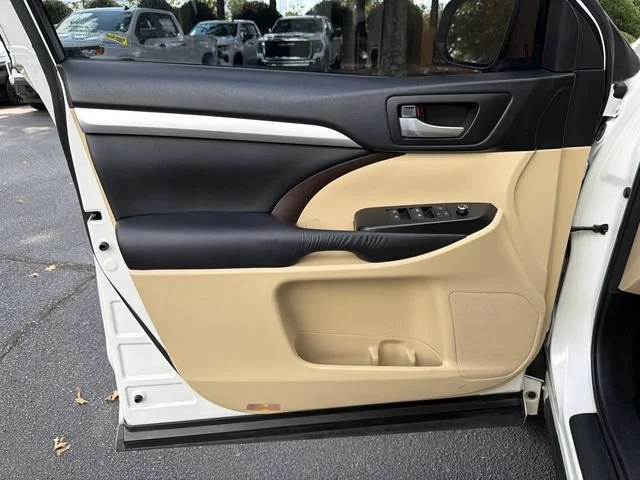 Used 2015 White Toyota XLE V6 image 10