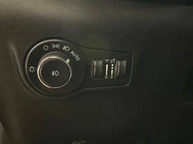 Used 2024  Jeep Limited image 15