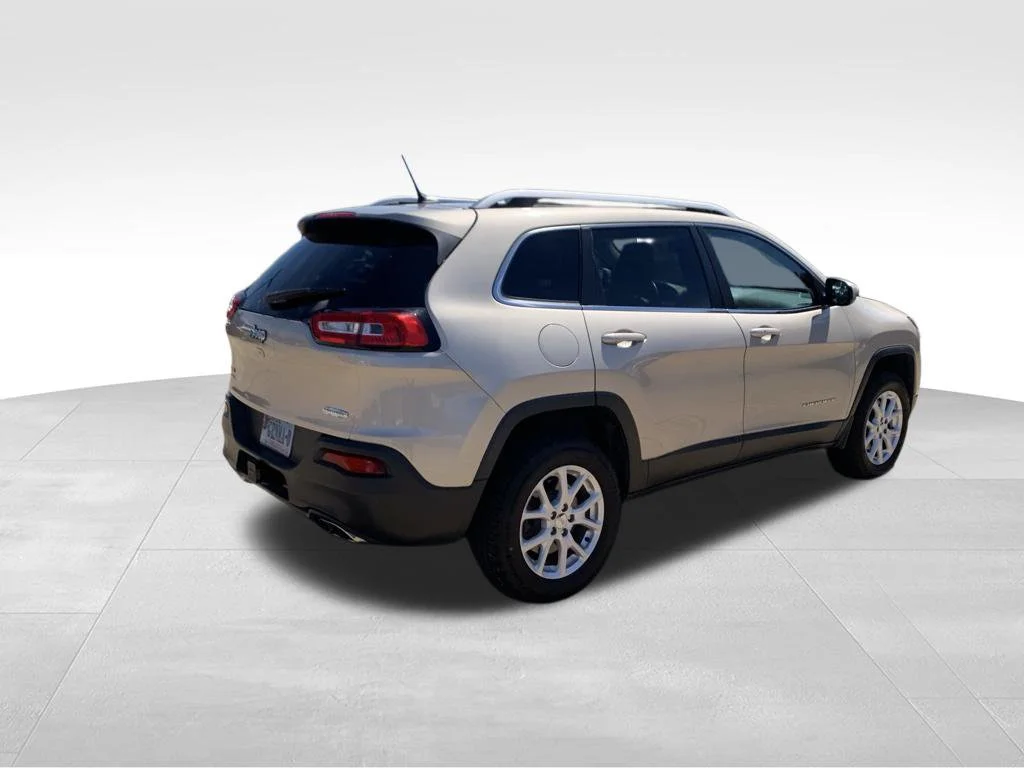 Used 2015 Beige Jeep Latitude image 17