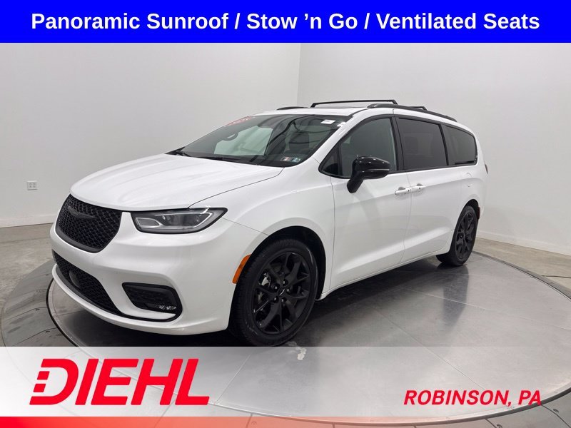 Used 2025 White Chrysler Limited image 3