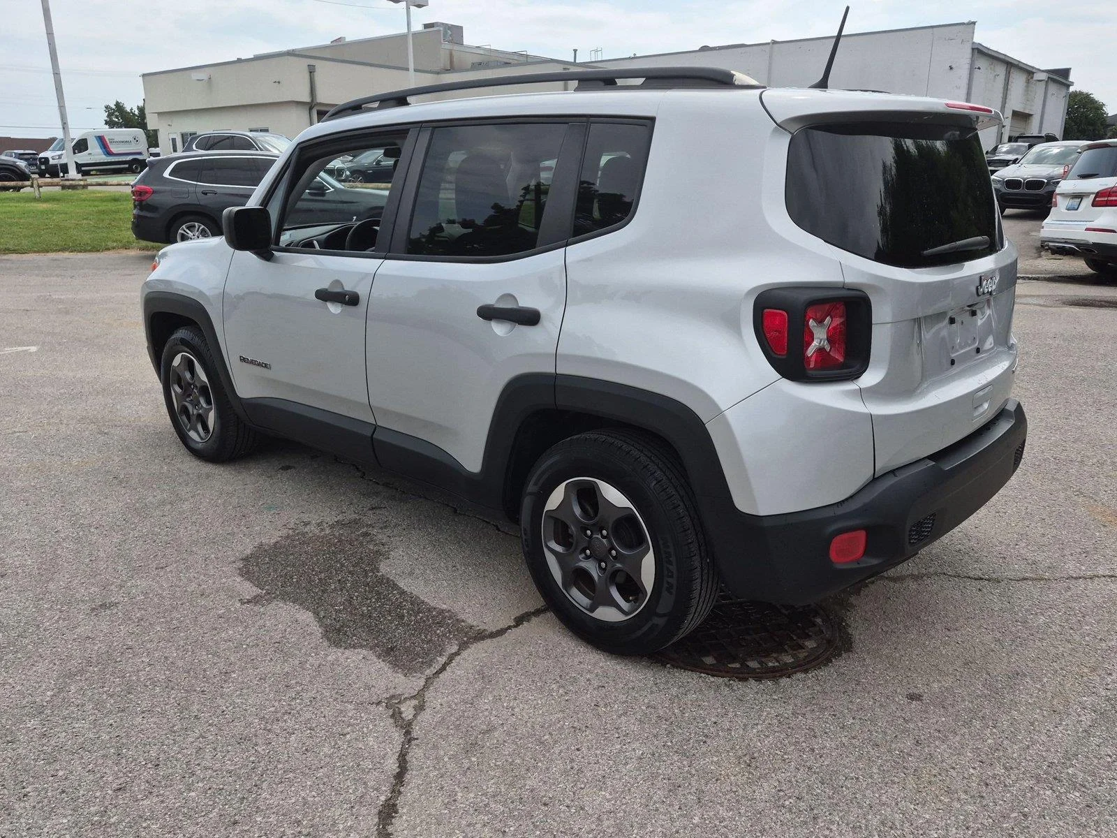 Used 2018 Glacier Metallic Jeep Sport image 3