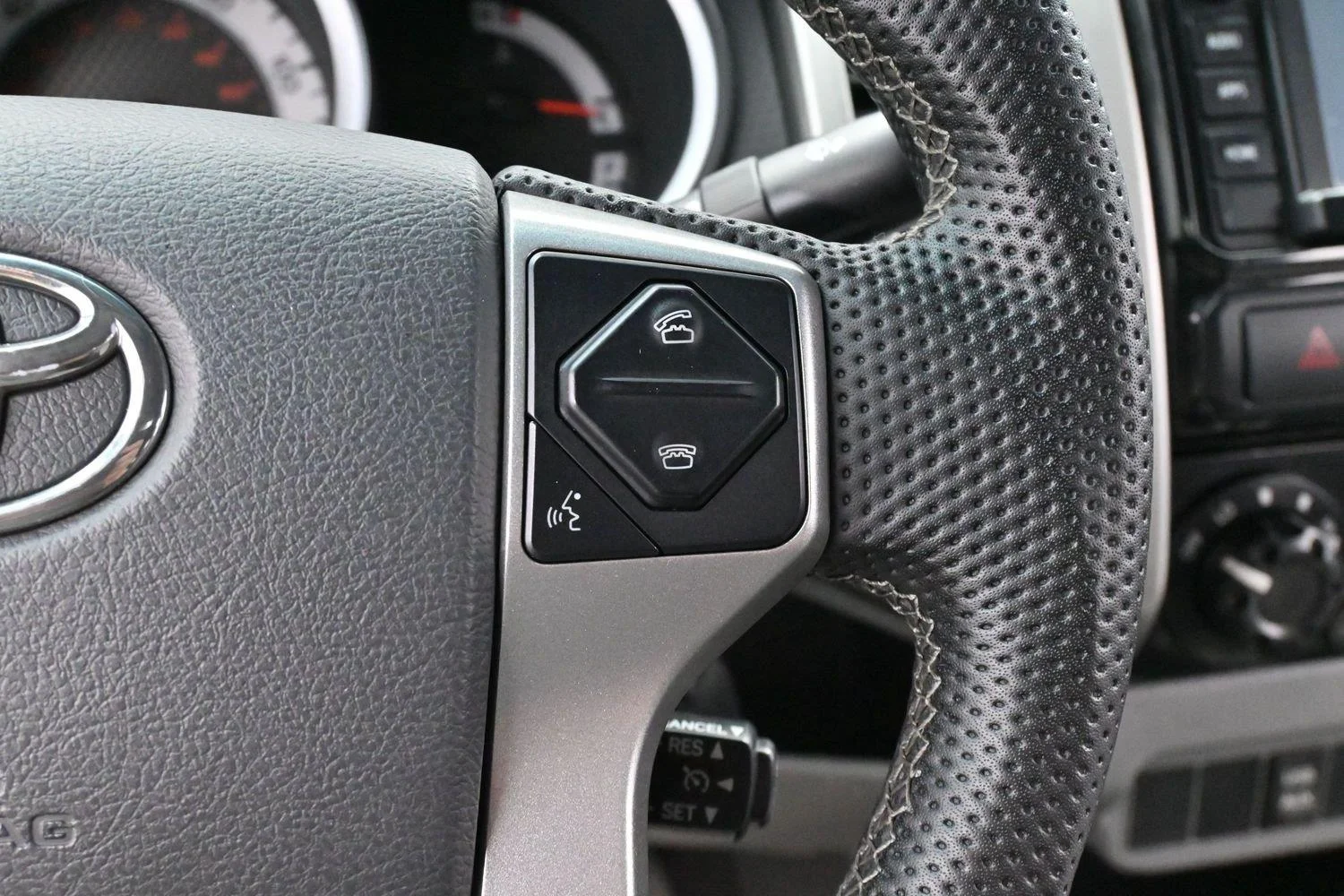 Used 2014 Black Toyota 4WD Double Cab V6 MT (Natl) image 17