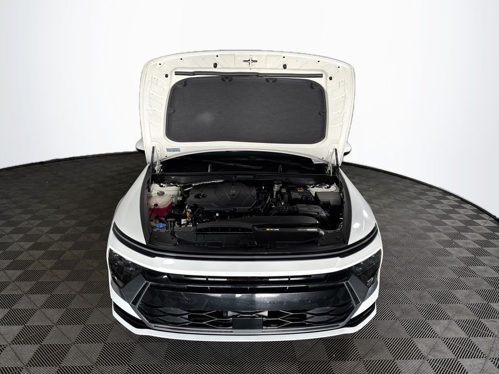 Used 2025 White Hyundai SEL image 21