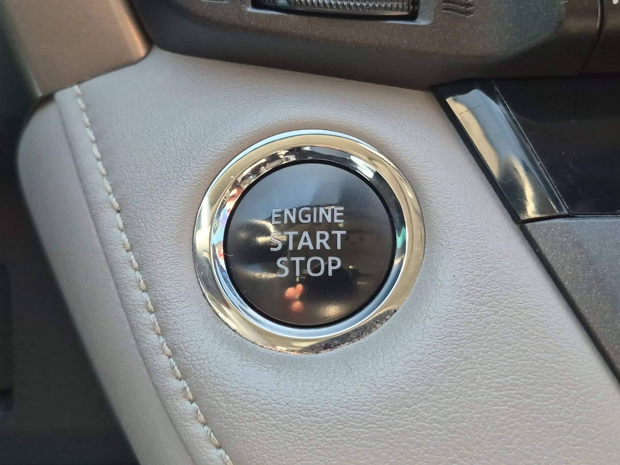 Used 2018 Silver Sky Metallic Toyota XLE image 18