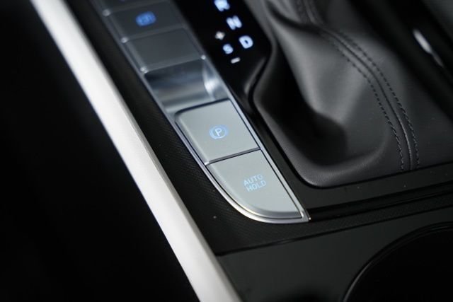 2025 Hyundai Elantra Limited - Photo 17