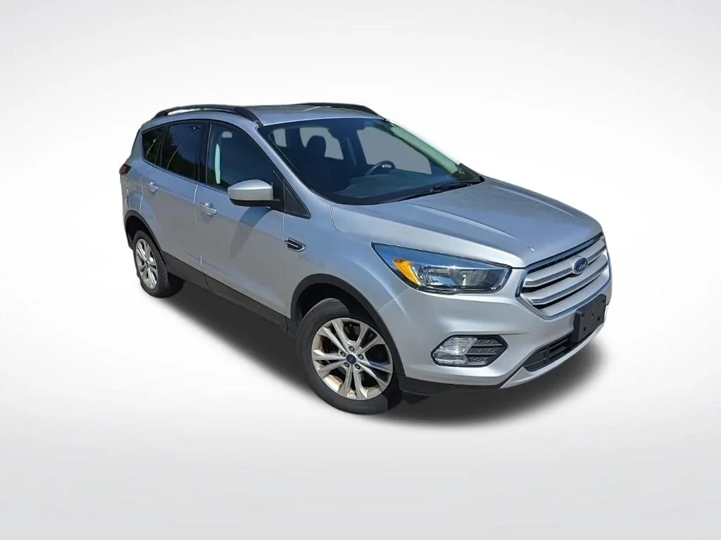 Used 2018 Ingot Silver Ford SE image 3