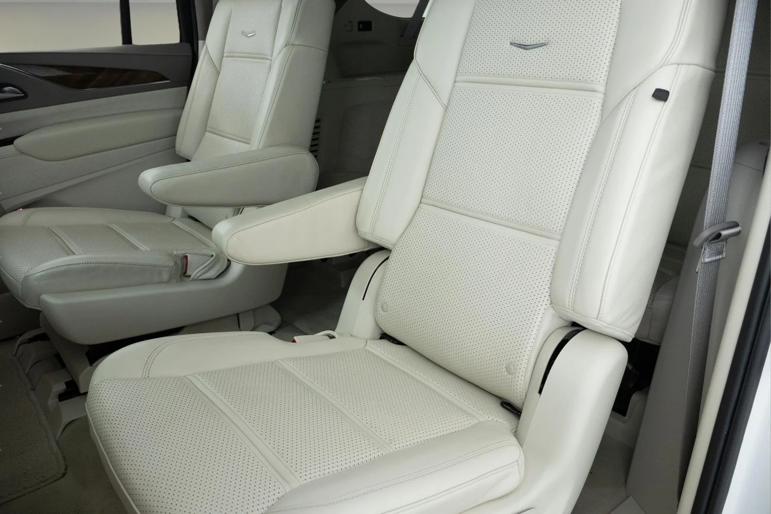 Certified Used 2024 White Cadillac Sport Platinum image 28