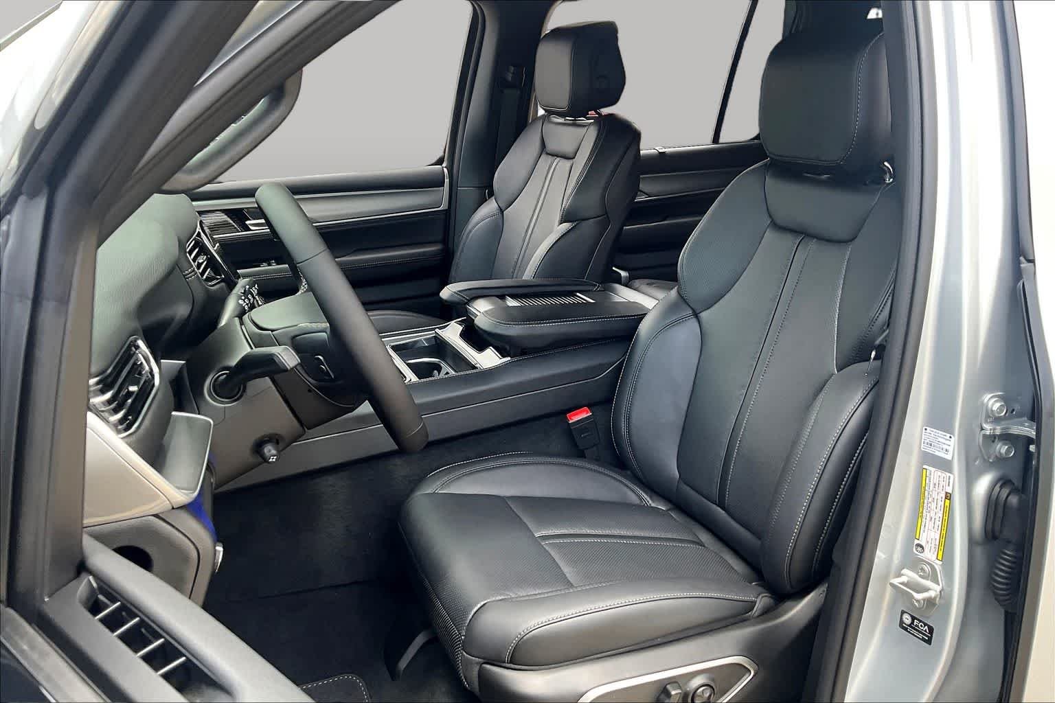 2025 Jeep Wagoneer L Series II - Photo 9