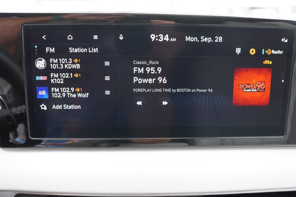 Used 2025 White Hyundai SEL Premium image 30