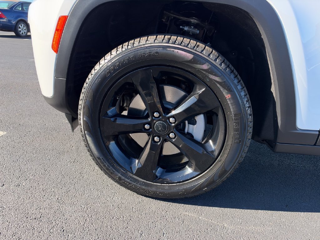 New 2027 White/off-white Jeep Limited image 7