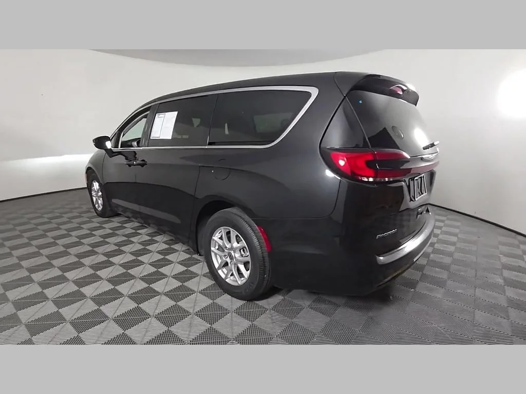 Used 2023 Brilliant Black Crystal Pearlcoat Chrysler Touring L image 43