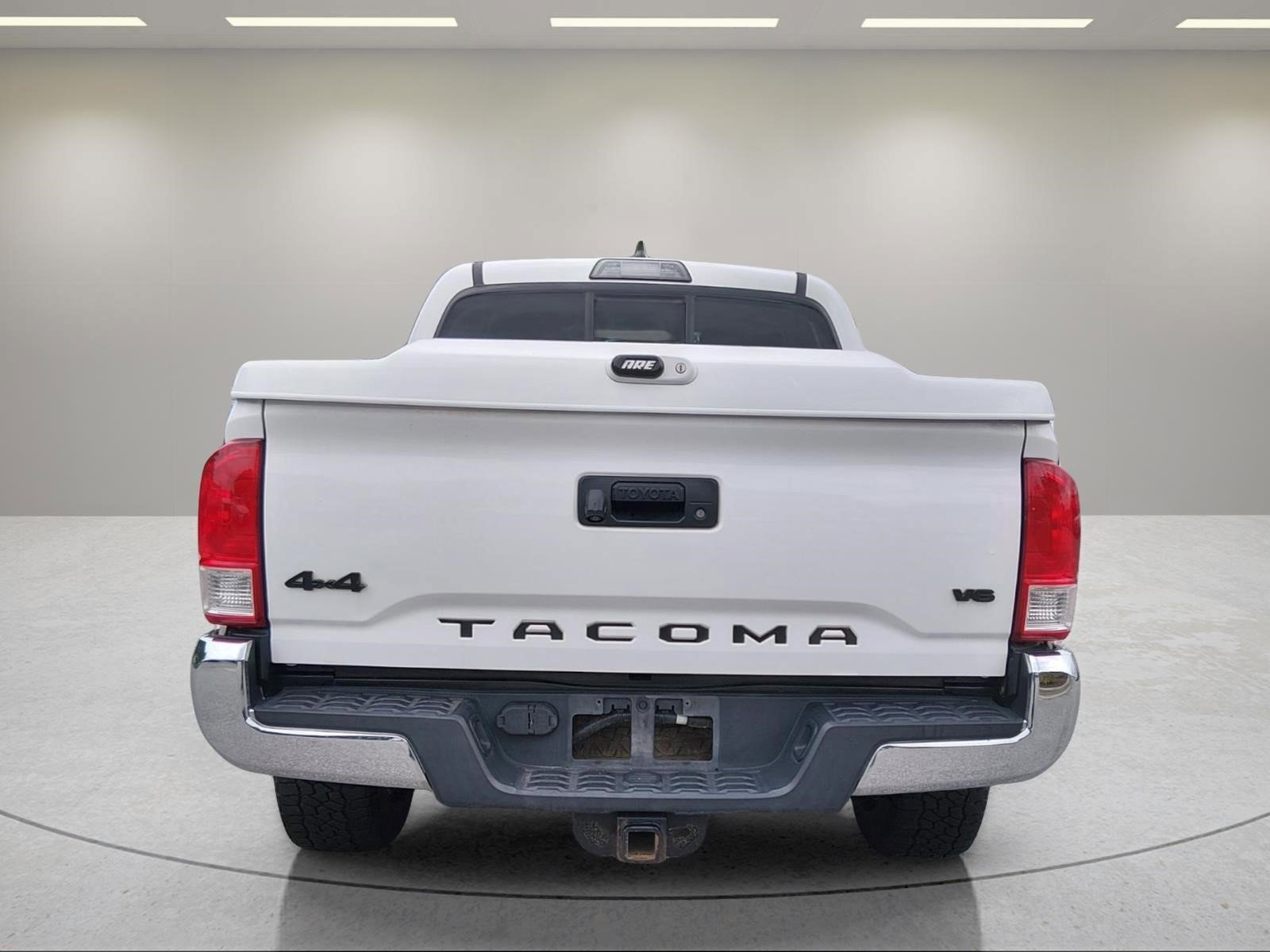 Used 2017 Super White Toyota SR5 image 6