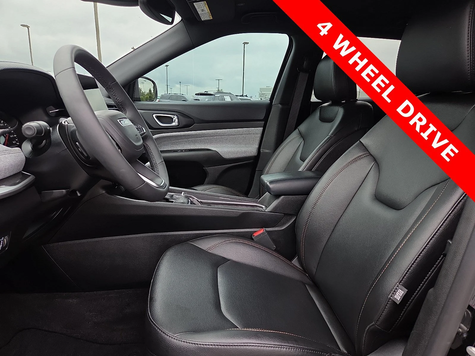 Used 2024 Diamond Black Crystal Pearlcoat Jeep Latitude Lux image 15