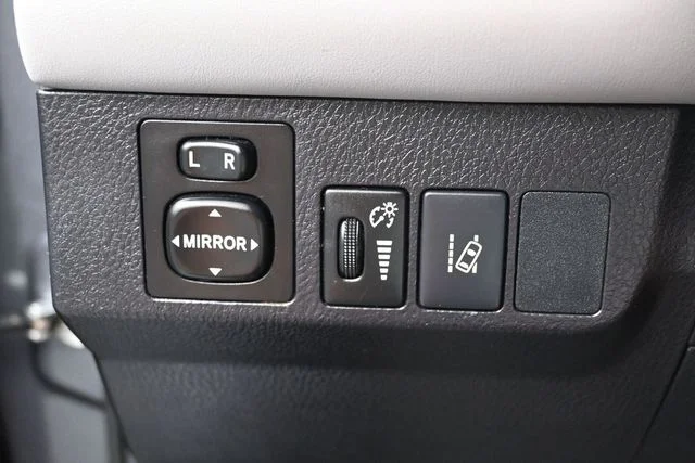 Used 2018 Gray Toyota XLE image 31