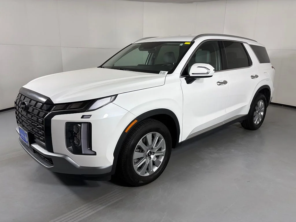 Used 2025 White Hyundai SEL image 4