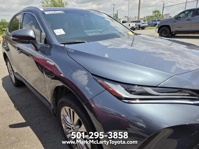 Used 2021 GRAY TOYOTA XLE AWD image 3