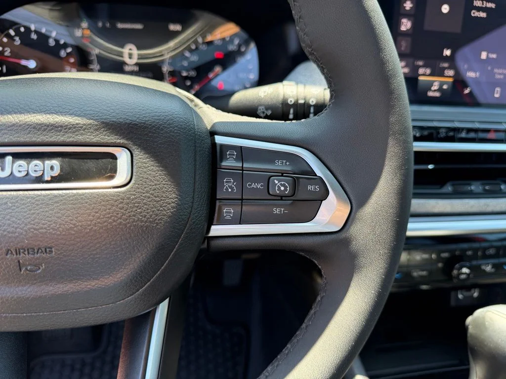 Used 2023 Redline Pearlcoat Jeep Latitude Lux image 17