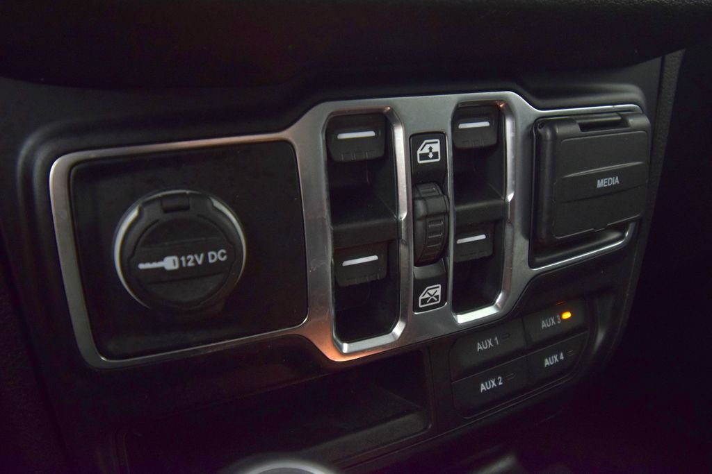Used 2024 Silver Zynith Clearcoat Jeep Sport S image 32