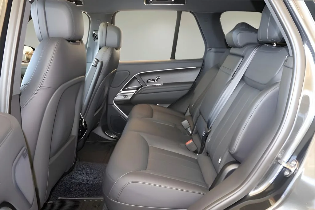 New 2025 Carpathian Grey Land Rover SE image 9